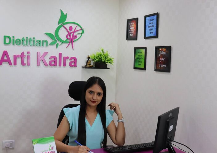 Dietitian Arti Kalra at her desk for online diet consultations