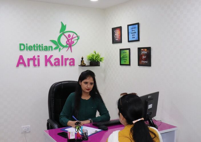 Dietitian Arti Kalra with a client at her Sector 77 Noida clinic